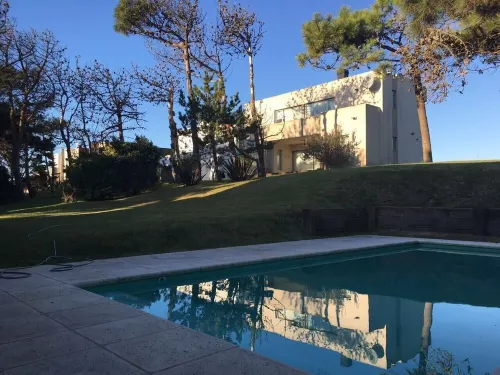 Dueño alquila, casa con Piscina, a 100 mts del mar, para 11 personas.