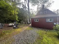 Charming 3-bedroom waterfront cottage with AC, WiFi and spectacular sunset views