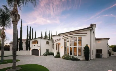 Spacious 6-bedroom house with WiFi, AC in amazing Los Angeles Отели в г. Tarzana