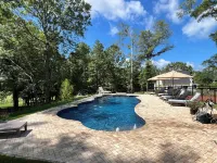 Private resort-style pool. Spacious new house 16 min to Jordan-Hare stadium.