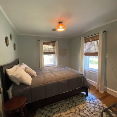Charming 2-bedroom water oriented cottage with water access