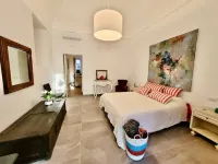 Donna Rebecca, apartment in fine building with garden