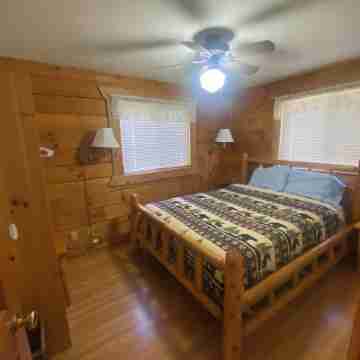 Charming 3-bedroom cabin in Warrens with WiFi. Close to ATV access point. Rooms