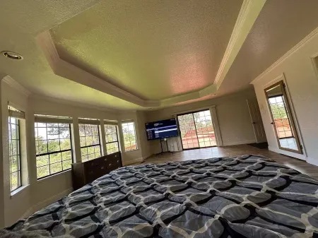 Spacious 4300 sq ft Bay Escape – On Golf Course & Near to Beach and Trials Отели в г. Халф Мун Бэй