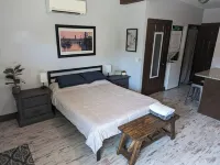 Charming cottage in enchanting Savannah with WiFi, AC