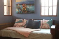 Gorgeous Lofted 1 Bedroom Home-Hot Water/Parking のホテル