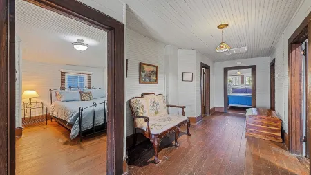 Charming 7-bedroom cottage with WiFi, AC in serene Lake Junaluska