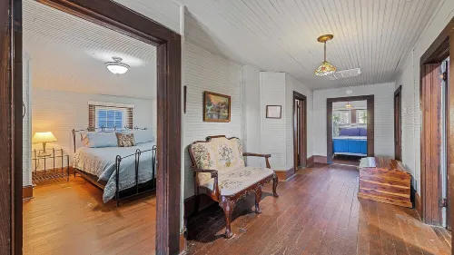 Charming 7-bedroom cottage with WiFi, AC in serene Lake Junaluska