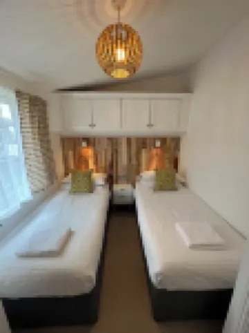 Cosy Cornish lodge 10 minute walk from the beach