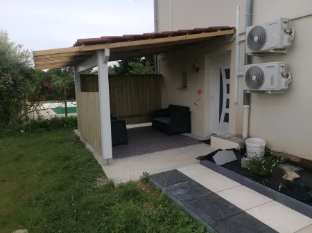Nice studio fully furnished, refurbished 15 min from Lyon Отели в г. Лисьё