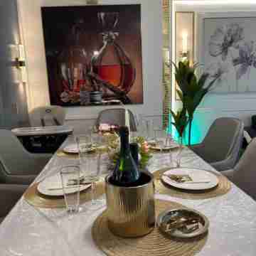 Luxury Spacious 4-bedroom apartment in Manhattan with Doorman Dining/Meeting Rooms