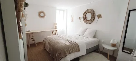 Maison de Village Typique des Corbières Quartier Médiéval Отели в г. Сижан