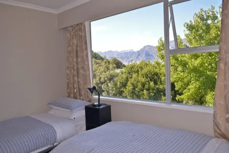 Cosy Kiwi Bach with lake views | Close to ski fields | 1 minute walk to the lake