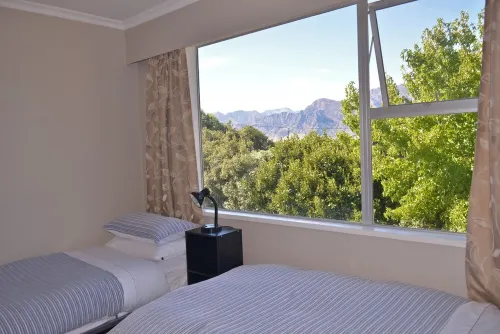 Cosy Kiwi Bach with lake views | Close to ski fields | 1 minute walk to the lake