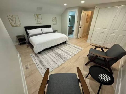 Bright & Spacious Duplex- Heart of Brookfield