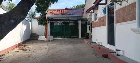 Private 2-Br/3 Bath home in Limay with AC, Wi-Fi, Washer & Dryer, & Free Parking