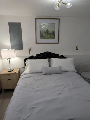 Cozy Studio with Private Entrance. Hotels in Lochearn