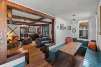 Mountain View Retreat in the heart of Banff - Massive House Sleeps 23