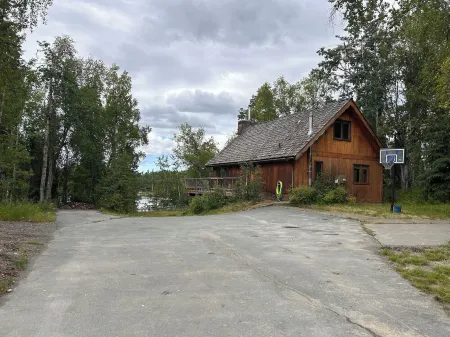 Cozy 4-bedroom lake front house with WiFi between Sterling and Soldotna Отели в г. Стерлинг