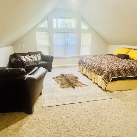 Cozy studio cabin in Arnold California with WiFi, AC