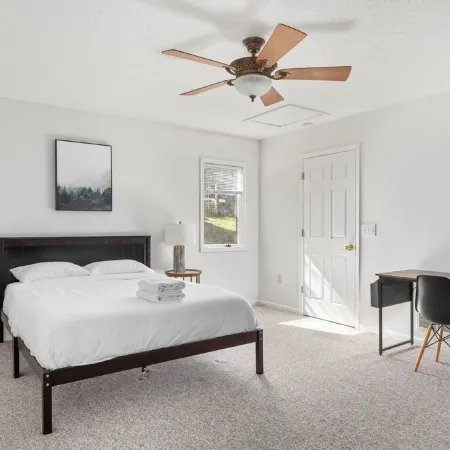 Cozy 5BR house with Hot Tub Private Patio Games Fire Pit in Massanutten