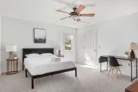 Cozy 5BR house with Hot Tub Private Patio Games Fire Pit in Massanutten