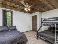 Spacious 5-bedroom just 1 minute from Bennett Spring State Park! Hotels in Laclede County