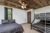 Spacious 5-bedroom just 1 minute from Bennett Spring State Park!