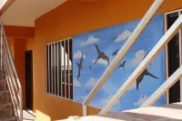 Roof top pool, 1 fully equipped Queen Suite, 1 min beach access