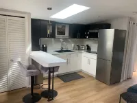 Coachhouse One Bedroom Studio in Central Nelson. Pet-friendly!