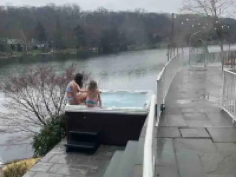 Lake house cozy to relax with a family. 6 bedroom very spacious house. Hotels in Trumbull