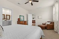 LoneStar Stay~ New and Spacious 4-bedroom house in charming Georgetown