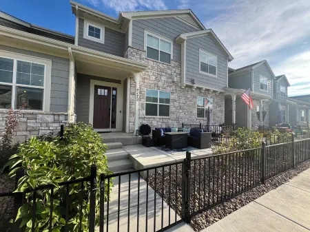 Charming 3-bedroom townhome in Beautiful Loveland with WiFi, AC, fitness room Отели в г. Лаример Каунти