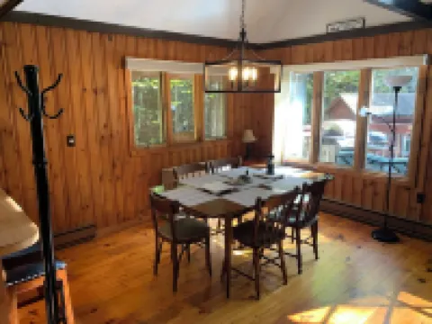 Cozy 3-bedroom chalet in lovely Bridgton 1/4 mile from pleasant mountain Skiing