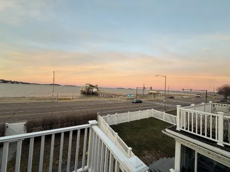 Stunning Beachfront 3BR, Ocean/City Views, Near Boston, Free Parking Отели в г. Куинси