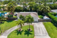 Magnificent Tropical House w/ Heated Pool near the Beach- Gorgeous Backyard- 3/2