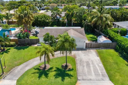 Magnificent Tropical House w/ Heated Pool near the Beach- Gorgeous Backyard- 3/2