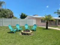 Beautiful Coastal Beach Home - 2 min walk to Beach- 4 bedroom 3 bath 2 masters! 냅튠 비치 호텔