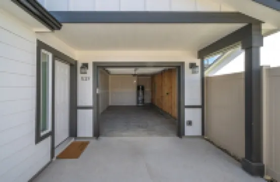 Guest House with private entry and driveway. Pet Friendly!