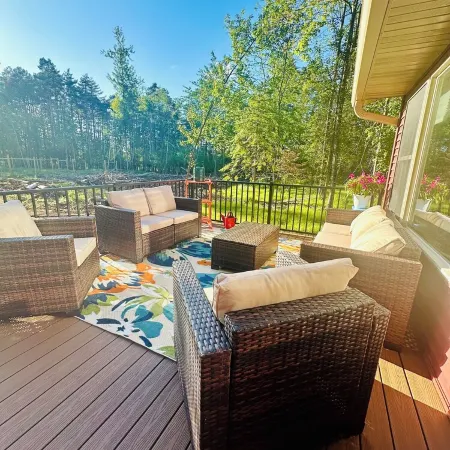 Brand New 3-bedroom cottage with WiFi and AC in enchanting Downtown Eagle River Отели в г. Игл Ривер