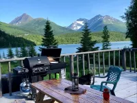 Lynx, wildlife, custom log cabin . private lake access, salmon stream kayaking, Hotels in Moose Pass