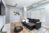Charming 2-bedroom apartment in fabulous Westchester with AC, WiFi