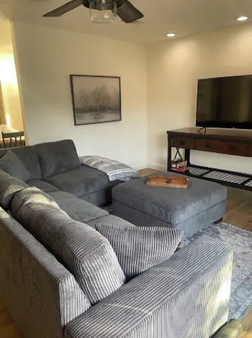 Charming 3-bedroom house with WiFi, AC in Modesto