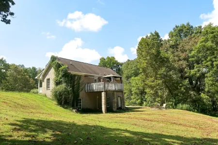 Gated Private Hilltop Villa, 3 bed, 3 bath, pool, spa on 50 acres, near airport