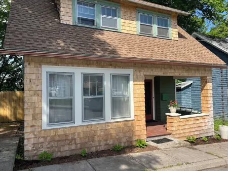 Newly renovated three bedroom home in Oneonta. Отели в г. Онеонта