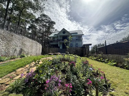 Spacious 8-bedroom villa with WiFi and AC in charming Lam Dong. Отели в г. B' La