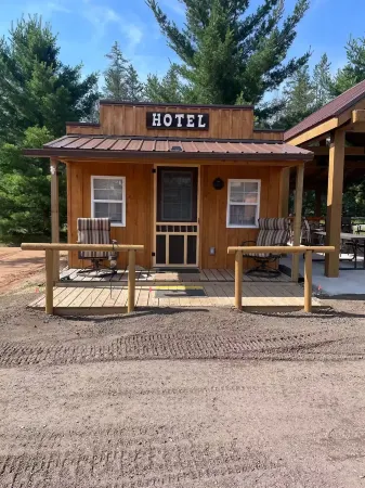 Little O'L Town-Cozy Rustic Western Town, private cabins. Great for GROUPS!