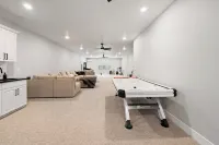 Custom home, 1.17 acres, 5 beds, 5 bath, sleeps 12+, Hot Tub, 80" TV, Pool Table