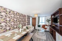 Luxury Retreat for 10 with Hot Tub and Spacious Garden 페일스워쓰 호텔