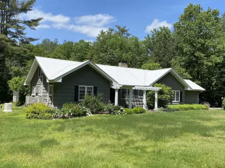 Luxury house on roaring river with its own pool Отели в г. Тастен